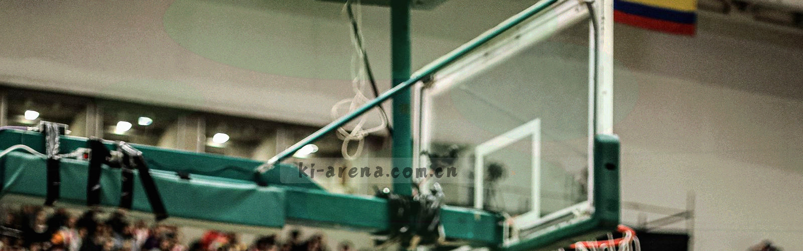 深色战术板底上球场边线与坐标网格交叠，线条以电光青描边，示意赛程与统计数据的来源与归属